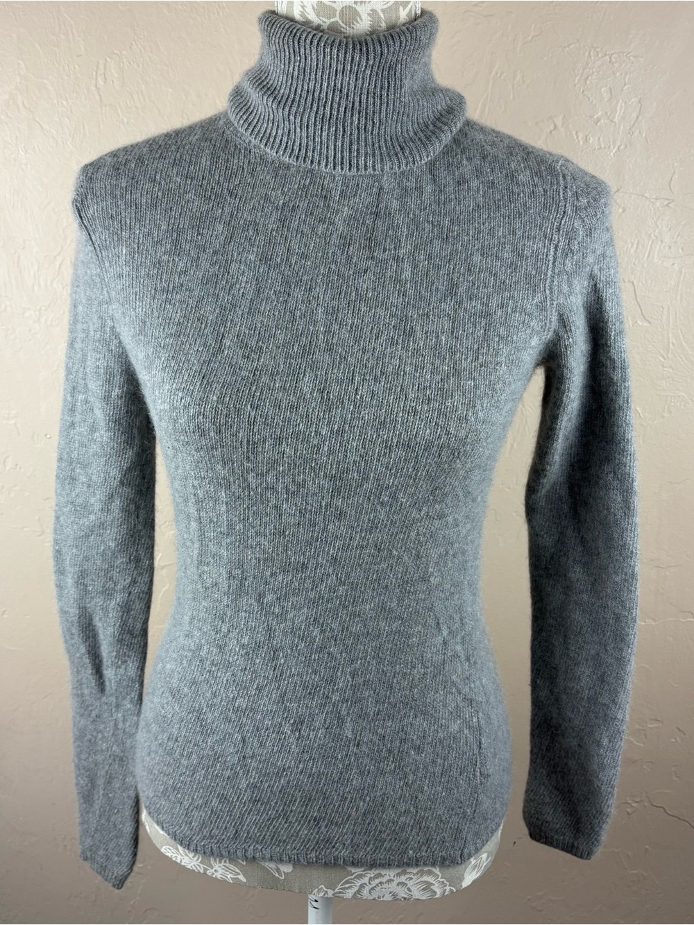 Sutton 100% Cashmere Gray Turtleneck Sweater Bloomingdale’s Women’s size Medium